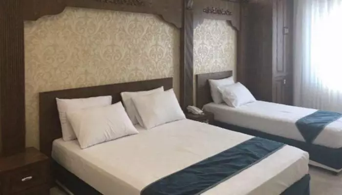 سفربازی - نمایی از اتاق هتل سلمان مشهد